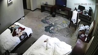 【麻花免费视频】黑客破解网络摄像头监控偷拍如狼似虎之年的眼镜富姐和情人会所房间激情啪啪