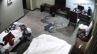 【麻花免费视频】黑客破解网络摄像头监控偷拍如狼似虎之年的眼镜富姐和情人会所房间激情啪啪