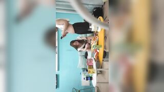 【麻花免费视频】专找丶阿姨玩两小伙3P淫骚熟女，加钱再来一炮，前面口交后面扣穴，穿着高跟鞋抬腿抽插猛操