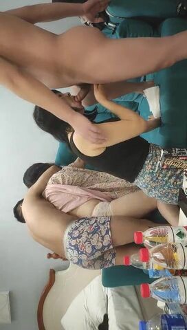 【麻花免费视频】专找丶阿姨玩两小伙找双熟女4P激情，一人一个同时舔屌，转战到床上骑乘抽插，上下套弄自己动揉穴