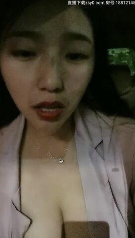 【麻花免费视频】寂寞的骚逼少妇年轻玩点刺激的很有激情跟小哥户外车震，全程露脸身材不错被小哥各种抽插无套最后颜射刺激