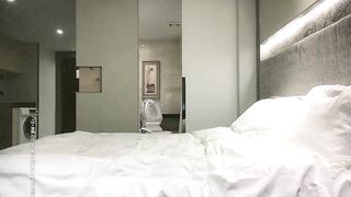 【麻花免费视频】小哥深夜约了位网红脸时尚性感大美女,叫床又嗲又淫荡,搞完后又加点钱让她帮忙打飞机,太能叫了.国语!