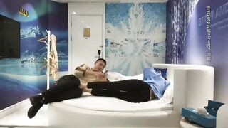 【麻花免费视频】平头男约啪短发气质外围女,屁股挺翘,舔逼摸奶,女上位,侧插,后入,趴她翘臀上后入内射.国语!