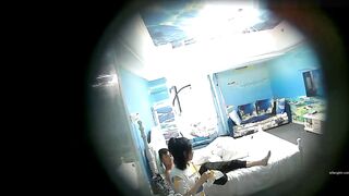 【麻花免费视频】最近很热的情趣酒店海洋套房摄像头偷拍小妹吃完早点和姐夫开房偷情姐夫貌似很忙不停有电话打入