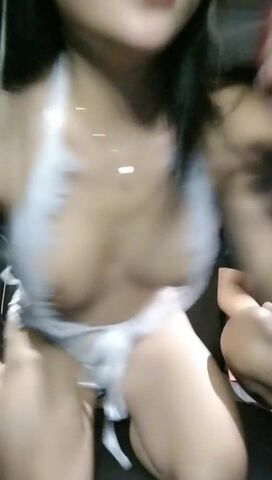 渣女来袭高颜值女神情趣装诱惑，露脸跟大哥户外车震啪啪，站着尿尿深喉大鸡巴让大哥车上车下爆草抽插爆菊花