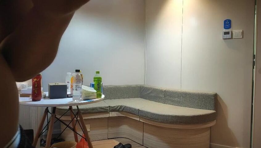 源码高清录制《专找老阿姨》深夜约了个生意不错的灰发小妹上门服务警惕性很高差点被她发现偷拍