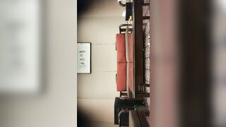 【麻花免费视频】素人丶外围原千人斩好身材高素质外围妹，镜头前特写口交桌子上操，抬起双腿抽插撞击，太大搞得妹子受不了