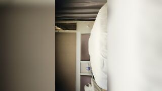 【麻花免费视频】素人丶打野原千人斩背带裤萌妹操哭哇哇叫，花臂纹身让妹子自己自慰，侧入猛操太大妹子受不了，后入大力撞击