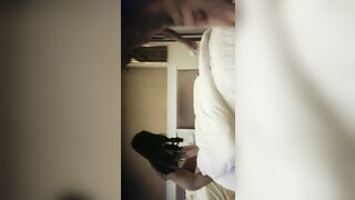 【麻花免费视频】素人丶打野原千人斩背带裤萌妹操哭哇哇叫，花臂纹身让妹子自己自慰，侧入猛操太大妹子受不了，后入大力撞击