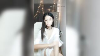 【麻花免费视频】萌妹妹长相清纯甜美妹子自摸啪啪，脱光光椅子上掰穴特写抽插后入猛操