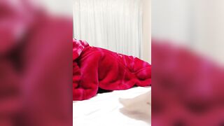 【麻花免费视频】颜值御姐勾搭小叔子旁边还有个小姐妹一起睡觉，主动撩骚大鸡巴掏出来口交激情上位后入抽插，拉起旁边骚货就草