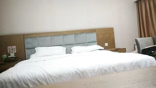 无情的屌约操网红外围女掏出JB就让妹子吸01