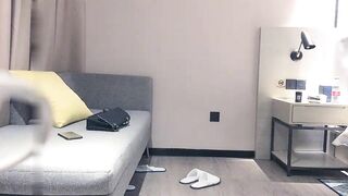 【麻花免费视频】约黑裤妹子啪啪口交舔弄沙发上位骑坐抽插