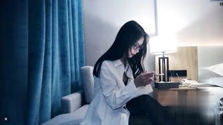 【麻花免费视频】七天性感包臀裙眼镜妹子穿上女仆装口交猛操