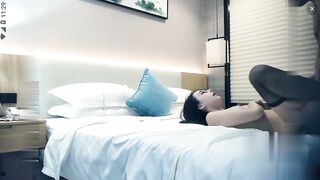 【麻花免费视频】七天性感包臀裙眼镜妹子穿上女仆装口交猛操