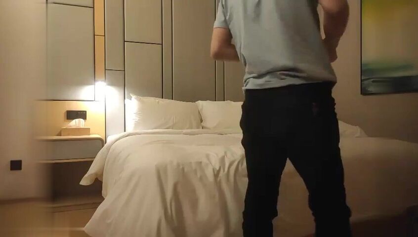 【麻花免费视频】丰乳肥臀妹子口活不错抬起腿来猛操太久疼了