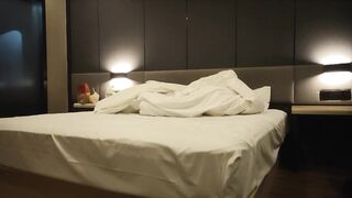 【麻花免费视频】冈本龟田一郎约甜美嫩妹认真的舔屌后入插太深