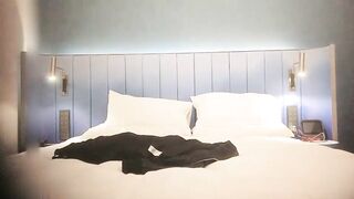 【麻花免费视频】大屌哥高价约两01年萝莉萌妹双飞轮流爆插