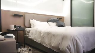 【麻花免费视频】大长腿外围妹穿上黑丝坐在身上舌吻内裤摸逼