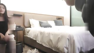 【麻花免费视频】大长腿外围妹穿上黑丝坐在身上舌吻调情