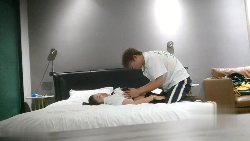 【麻花免费视频】无情的屌大圈外围女神23岁小姐姐舌吻亲逼逼