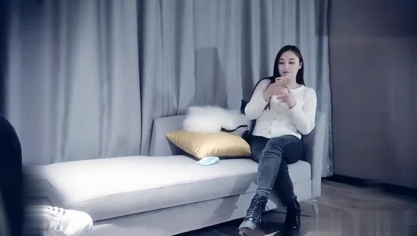 【麻花免费视频】男魔小天跪着口交插嘴沙发上干抱起来猛操