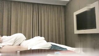 【麻花免费视频】白色外套苗条身材妹子啪啪翘起屁股口交上位