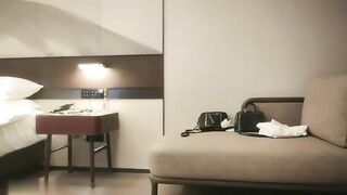 【麻花免费视频】约两妹子先口交舔屌抬起双腿抽插侧入撞击