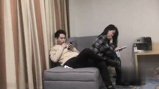 【麻花免费视频】约个少妇沙发上啪啪蹲着口交上位骑坐站立后入