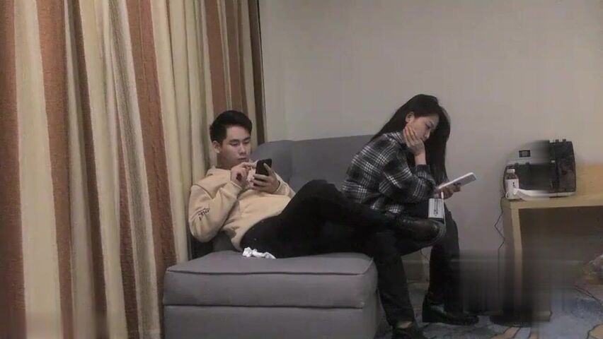 【麻花免费视频】约个少妇沙发上啪啪蹲着口交上位骑坐站立后入