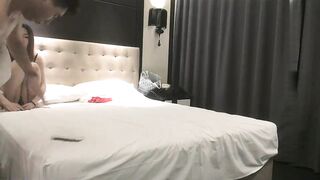 【麻花免费视频】约了个苗条妹子啪啪穿上情趣透视装口交后入