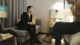 【麻花免费视频】肌肉佬探花兼职家庭少妇长腿主动骑乘高潮