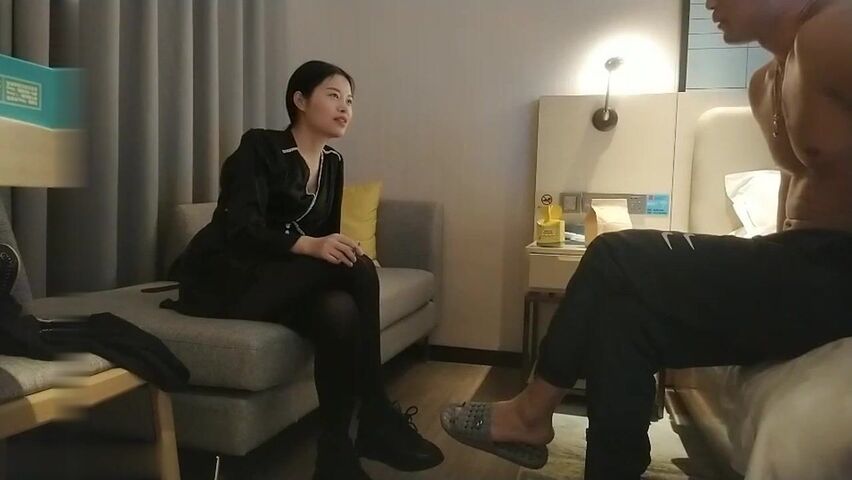 【麻花免费视频】肌肉佬探花兼职家庭少妇长腿主动骑乘高潮