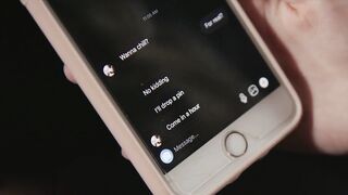 【麻花免费视频】饥渴的金发女郎和伴侣在卧室做爱