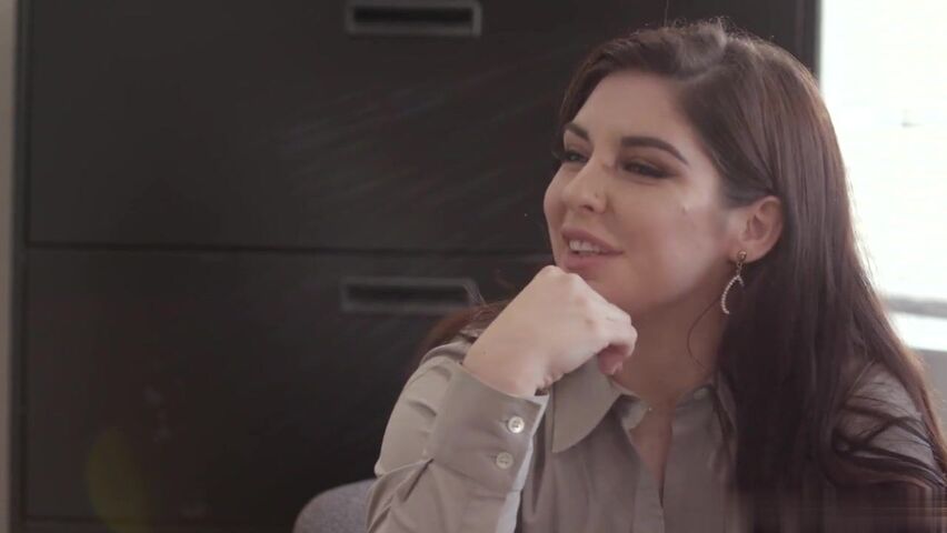 【麻花免费视频】凯拉·克罗夫特引诱她的仓库员工钻她的肚子高潮