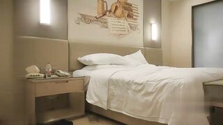 【麻花免费视频】外围妹子黑衣短裤沙发舌吻调情舔屌口交侧入