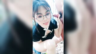 【麻花免费视频】天气不错骚逼跟蒙面小哥户外啪啪站立插逼侧入