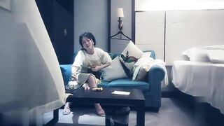 【麻花免费视频】赵总寻花一线天肥逼可爱妹子沙发上掰穴抽插