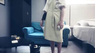 【麻花免费视频】赵总寻花一线天肥逼可爱妹子沙发上掰穴抽插