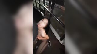 【麻花传媒视频】一代女神露出王者！长腿反差婊草莓穆斯塔户外极限露出3P无视被路人看见