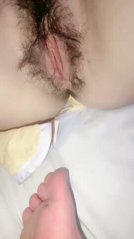 【麻花传媒视频】风骚小婊妹舔弄大鸡巴让小哥压在身下无套抽插