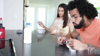 【麻花传媒视频】我性感的小淫穴喷在我身上使劲玩弄揉捏