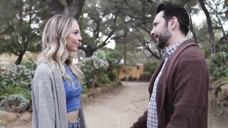 【麻花传媒视频】性感的小金发女郎莉莉·拉里玛想要她的继父的大公鸡