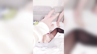 【麻花传媒视频】整齐长发颜值少女美乳诱惑掰穴呻吟抽插