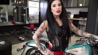 【麻花传媒视频】纹身宝贝手握大鸡巴上下玩弄揉捏骑乘坐插