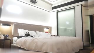 【麻花免费视频】约个白衣牛仔裤骚妹子洗完澡穿上黑丝插嘴后入