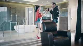 【麻花免费视频】内莉·肯特 装扮成性感的女侠做爱口爆鸡巴