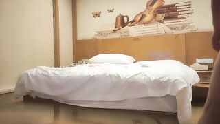 【麻花免费视频】小马寻花齐逼小短裤按头插嘴对着镜头扣穴