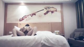 【麻花免费视频】赵总找外围大长腿少妇穿上黑丝撕裆调情舔逼