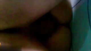 【麻花免费视频】【真实父女乱伦】父亲帮女儿破处，妈妈在旁边安慰说你放松就不疼了